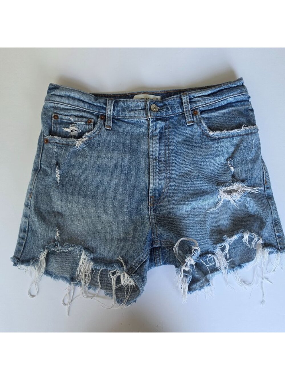 Abercrombie High Rise Mom Shorts Distressed Wash Denim Cutoff Festival. Size 28